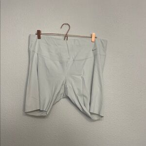 NIKE Zenvy Women's 2X Gray Athletic Shorts